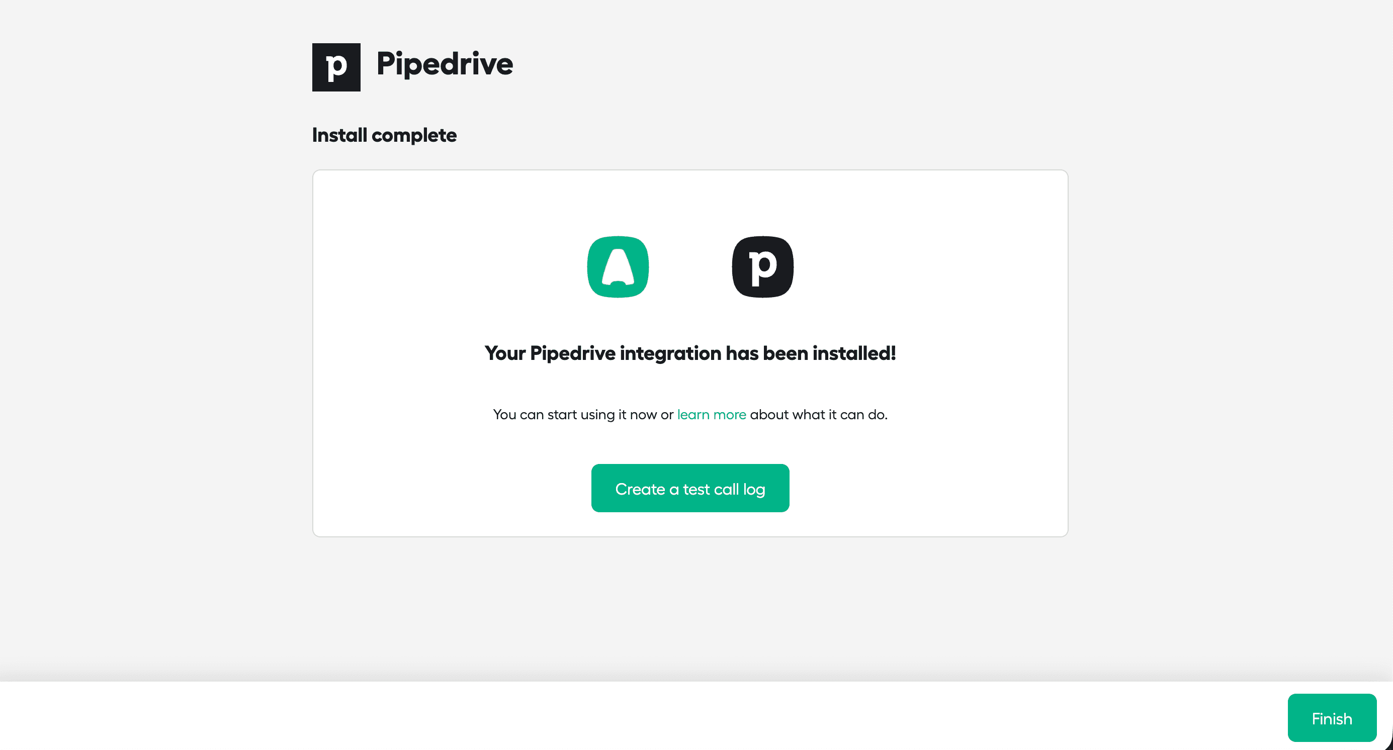 Bestätigungsbildschirm mit Hinweis, dass die Pipedrive-Integration erfolgreich installiert wurde, sowie der Option, ein Test-Anrufprotokoll zu erstellen, und einer Schaltfläche „Fertigstellen“..png